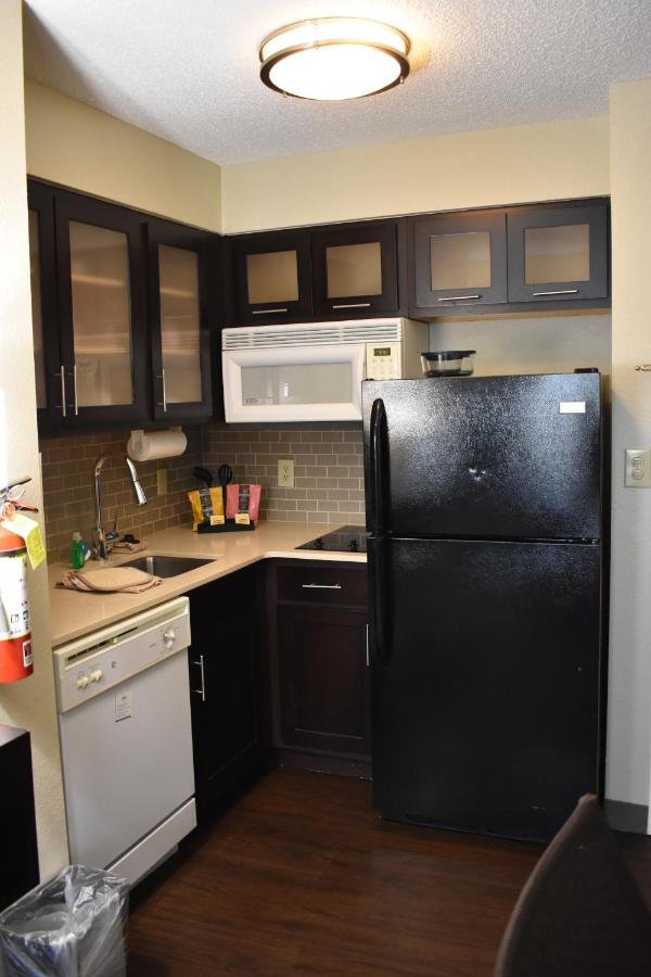 Queen Studio at Staybridge Suites Cranbury by IHG