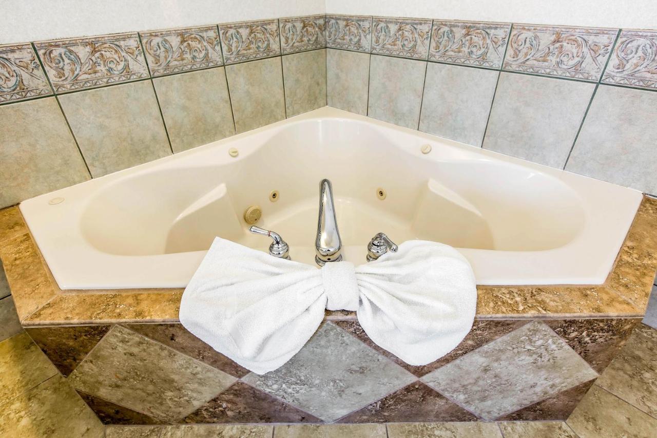 King Suite with Hot Tub - Non-Smoking at Comfort Suites Downtown Sacramento