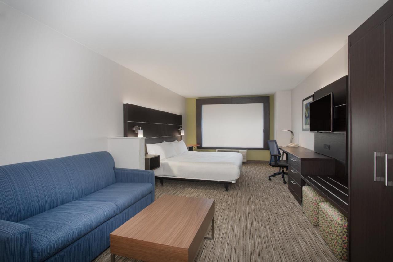 King Suite - Mobility Access Tub/Non-Smoking at Holiday Inn Express Hotel & Suites Longmont by IHG