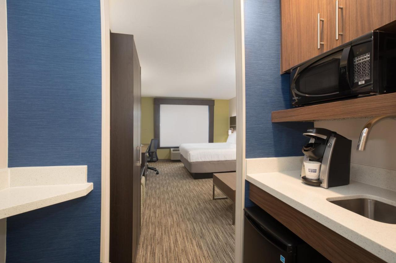 King Suite at Holiday Inn Express Hotel & Suites Longmont by IHG