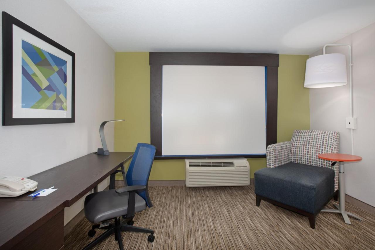 King Room at Holiday Inn Express Hotel & Suites Longmont by IHG