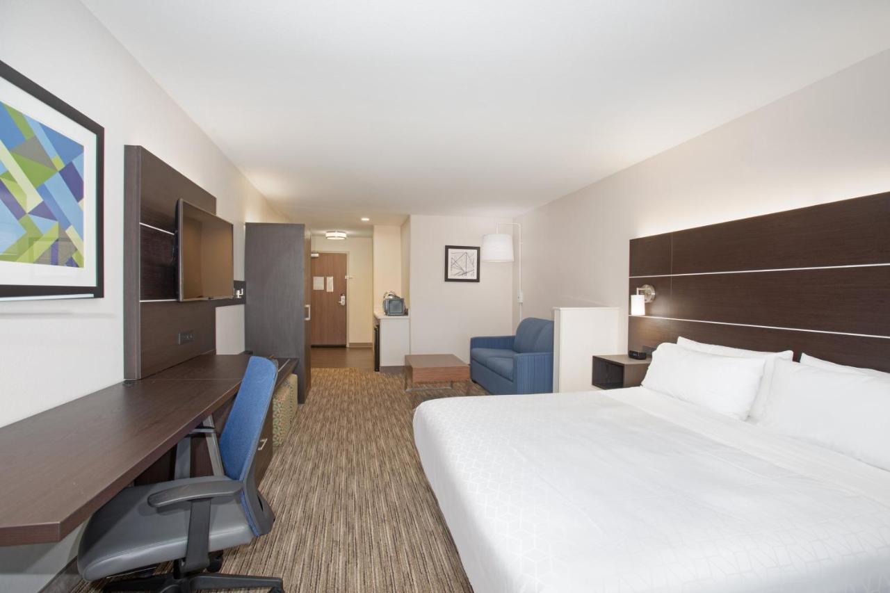 King Suite - Mobility Access Tub/Non-Smoking at Holiday Inn Express Hotel & Suites Longmont by IHG
