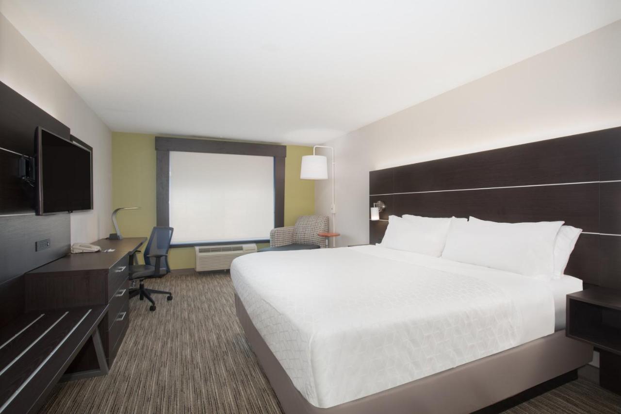 King Room at Holiday Inn Express Hotel & Suites Longmont by IHG