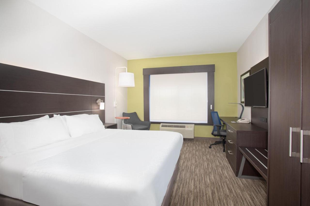 King Room - Mobility Access Roll in Shower/Non-Smoking at Holiday Inn Express Hotel & Suites Longmont by IHG