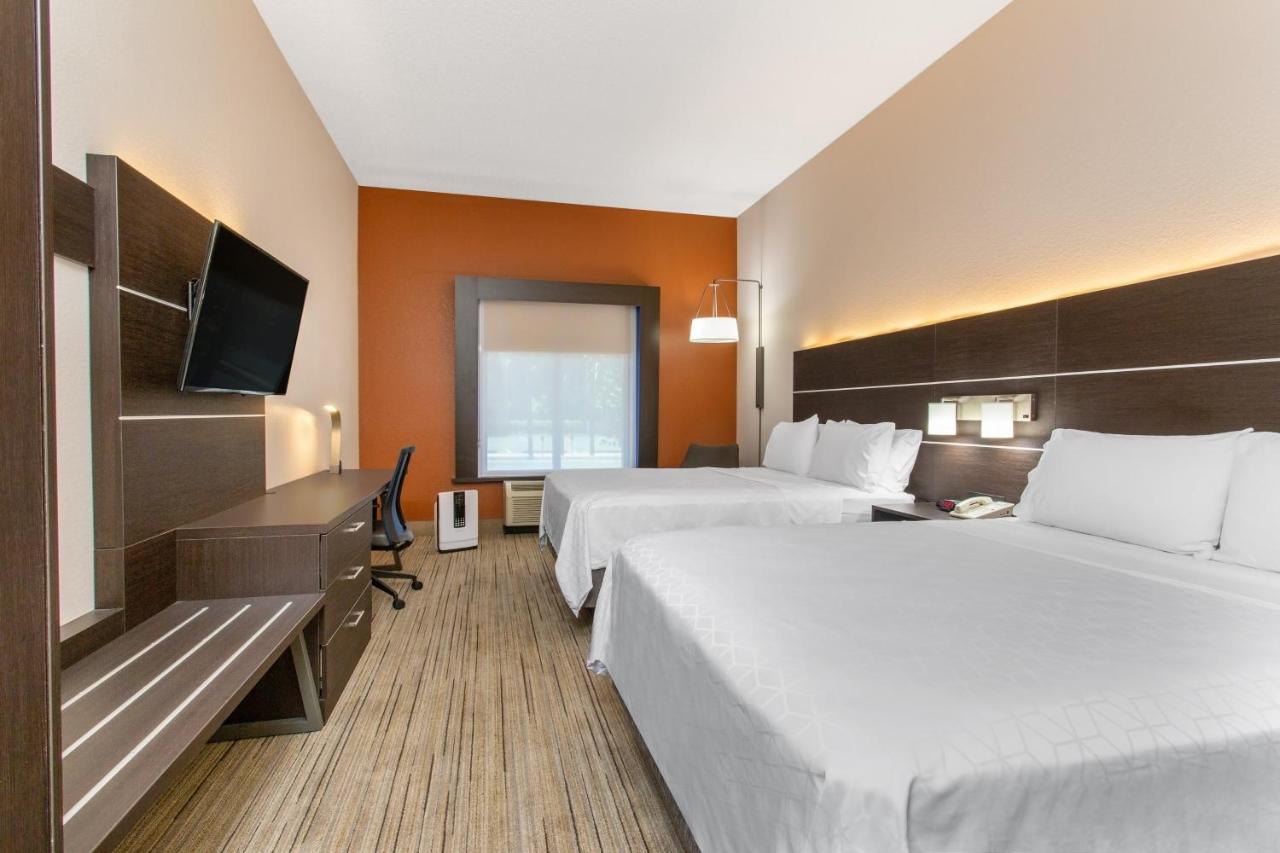 Queen Room with Two Queen Beds - Allergy Free at Holiday Inn Express Hotel & Suites Silver Springs - Ocala by IHG