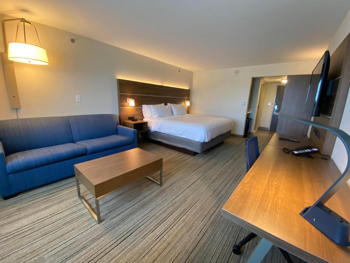 Deluxe King Room - Mobility Access Roll in Shower/Non-Smoking at Holiday Inn Express Boston by IHG