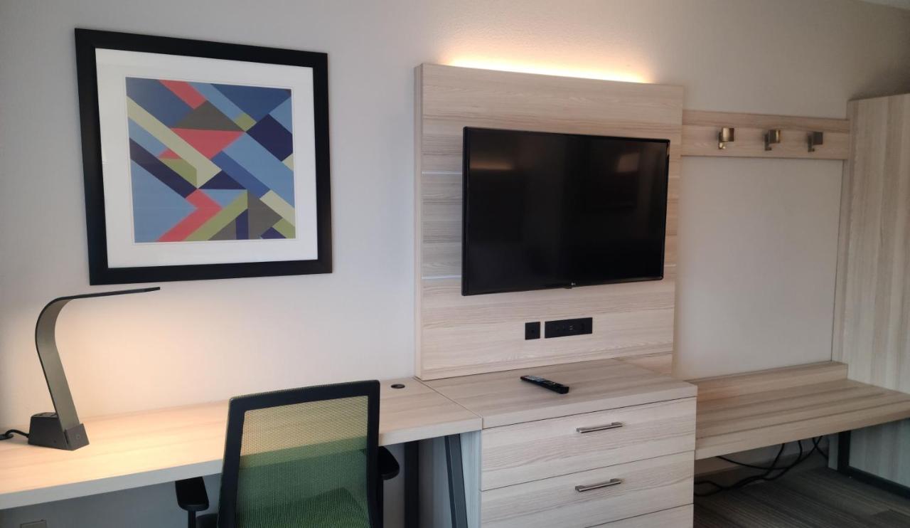King Suite at Holiday Inn Express Newton Falls, an IHG Hotel