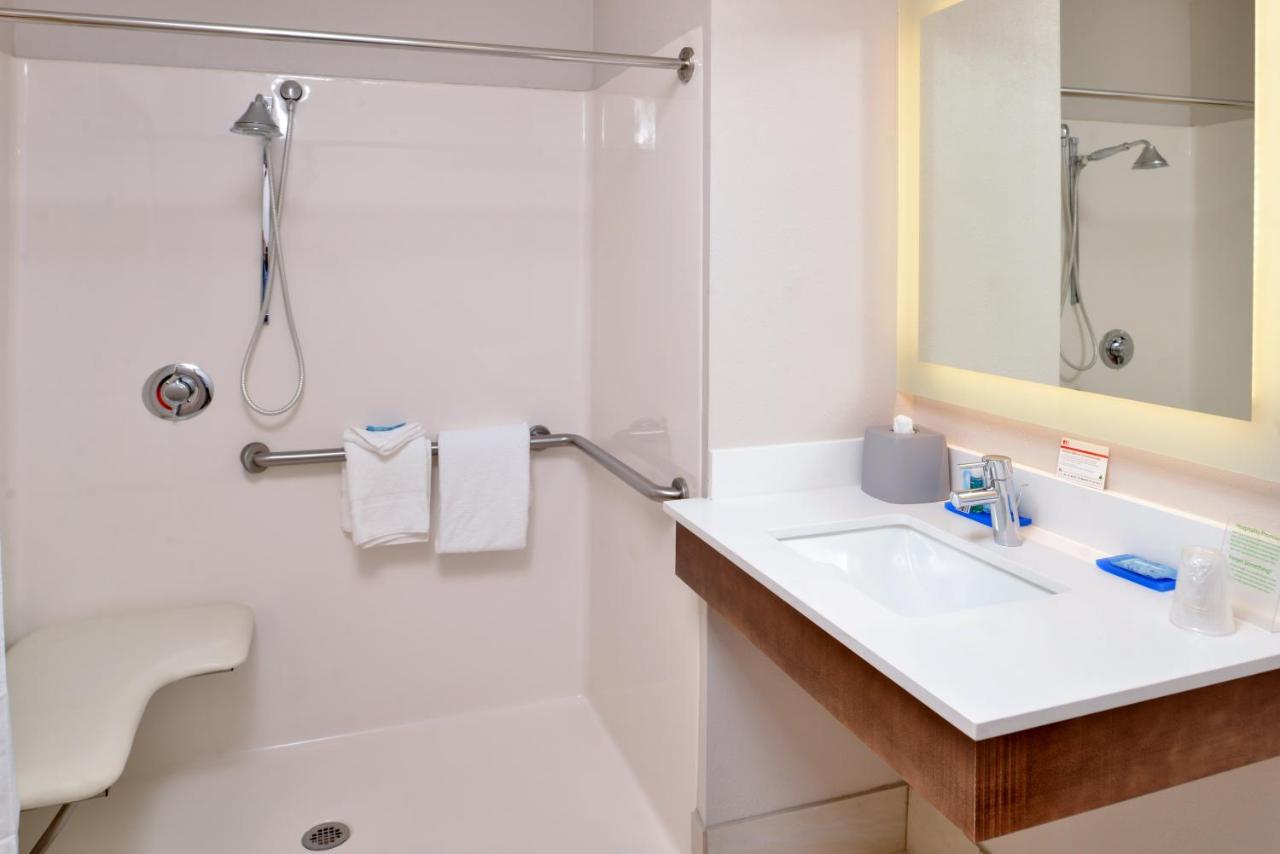 King Room with Roll In Shower - Disability Access/Non-Smoking at Holiday Inn Express & Suites Cincinnati - Mason by IHG