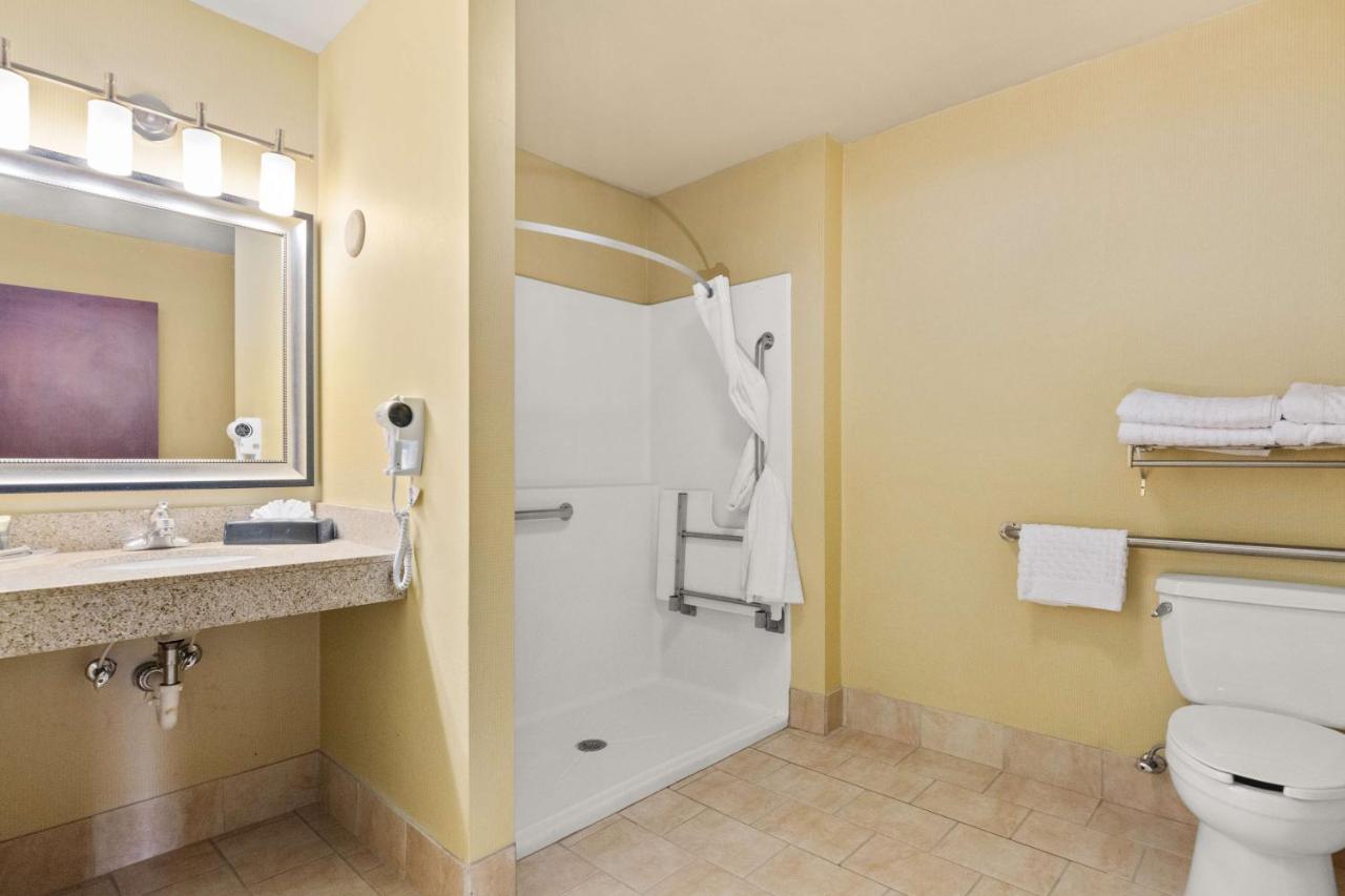 Queen Room with Two Queen Beds - Disability Access at Comfort Suites Portland