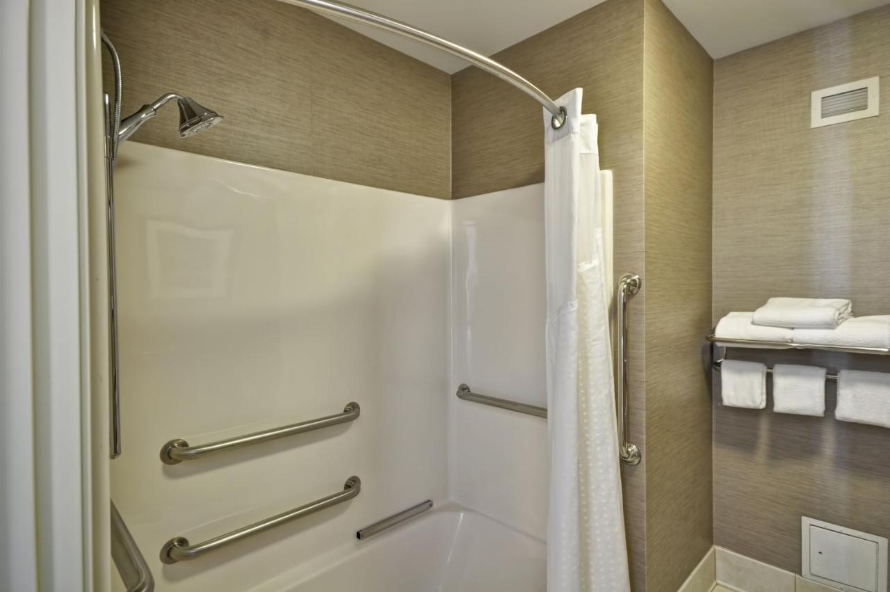 King Room - Mobility Access Tub - Non-Smoking at Holiday Inn Express Romulus / Detroit Airport by IHG