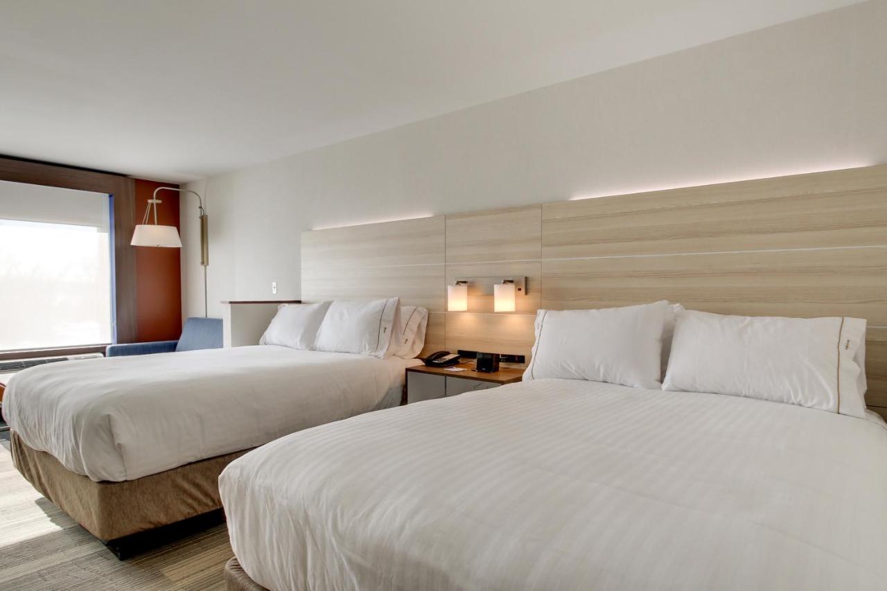 Queen Suite with Two Queen Beds at Holiday Inn Express & Suites Galesburg by IHG