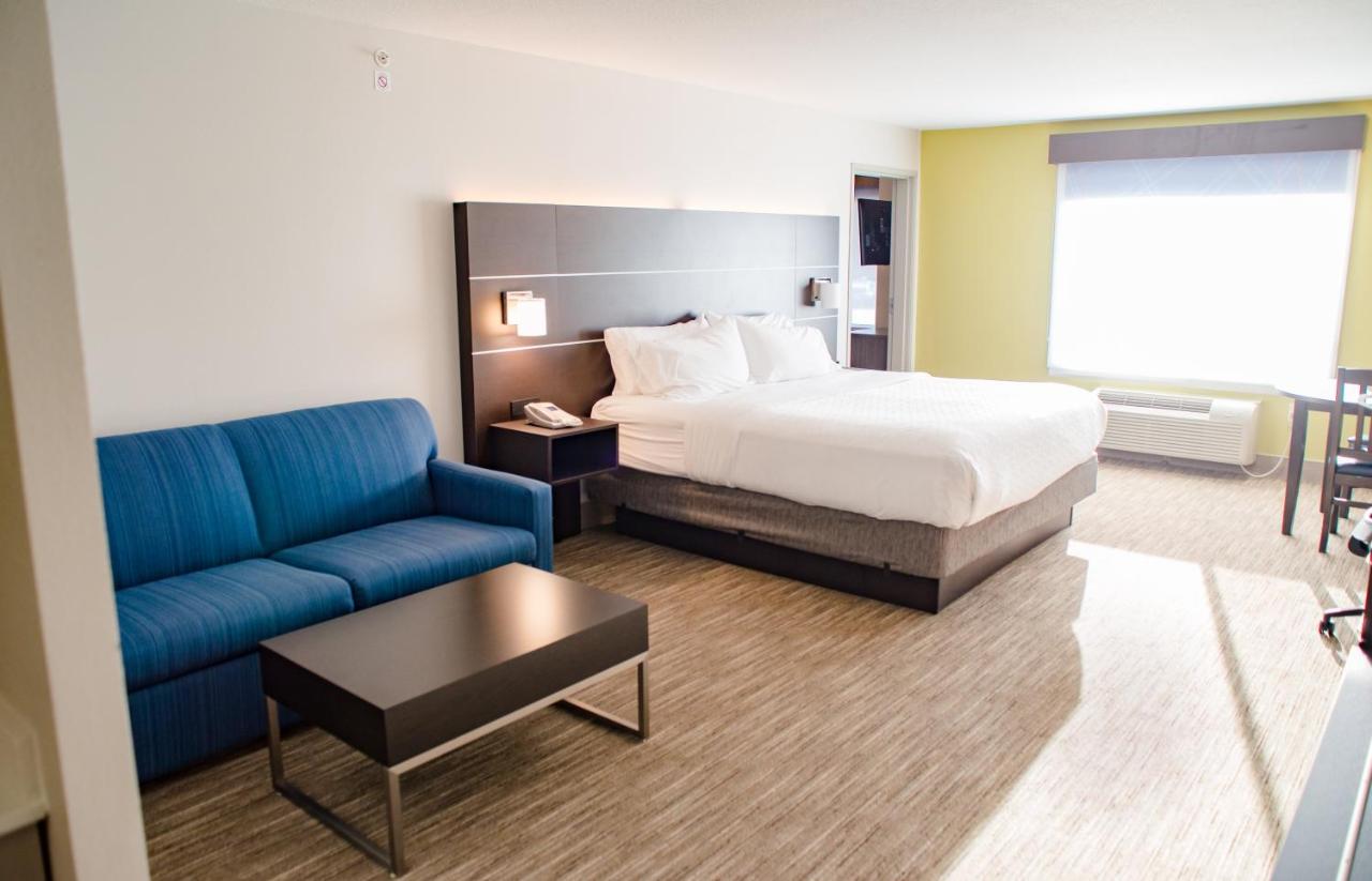 One-Bedroom Family Suite at Holiday Inn Express & Suites Winona by IHG