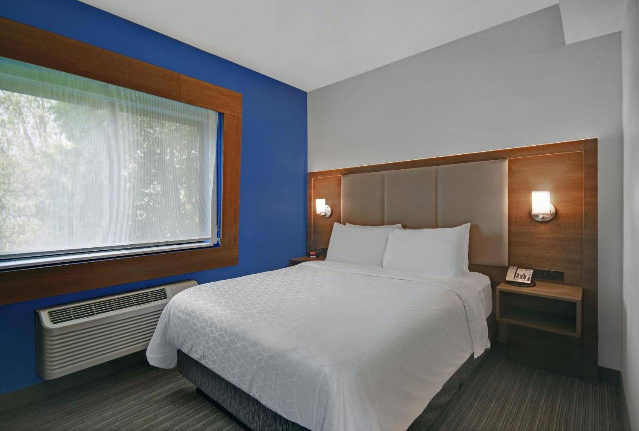 Queen Room - Disability Access Tub/Non-Smoking at Holiday Inn Express Adrian by IHG