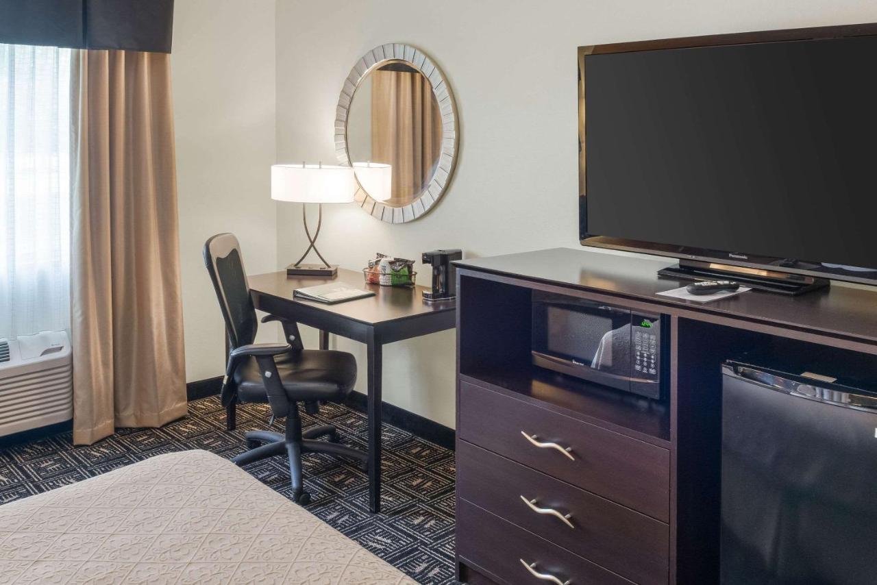 King Room - Non-Smoking at Quality Inn & Suites Mankato East