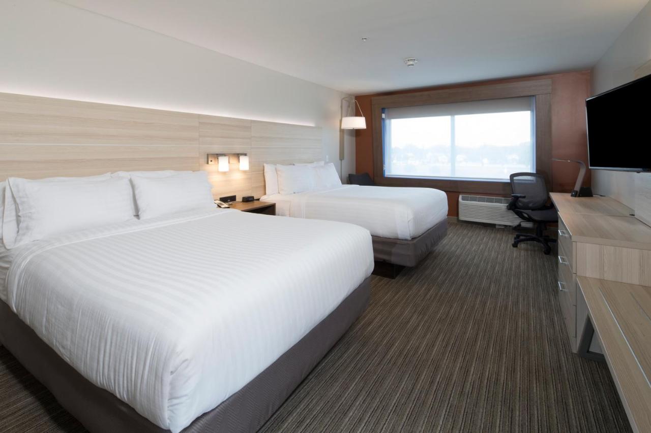 Queen Room with Two Queen Beds at Holiday Inn Express Hotel & Suites Bay City by IHG