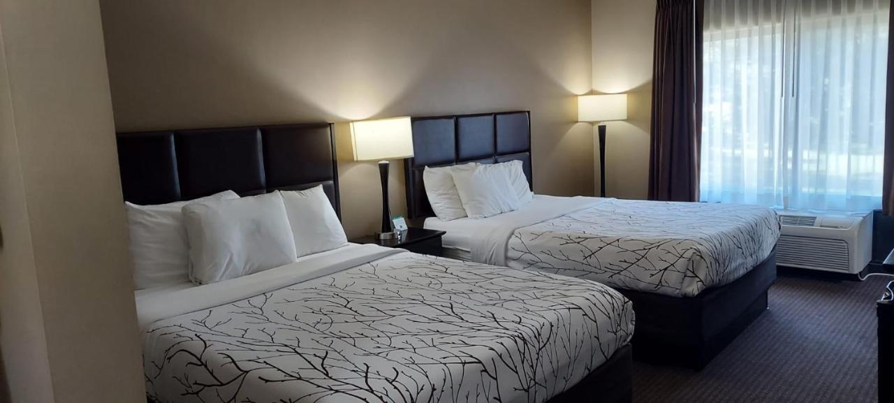 Queen Room with Two Queen Beds - Disability Access at Parkwood Inn & Suites