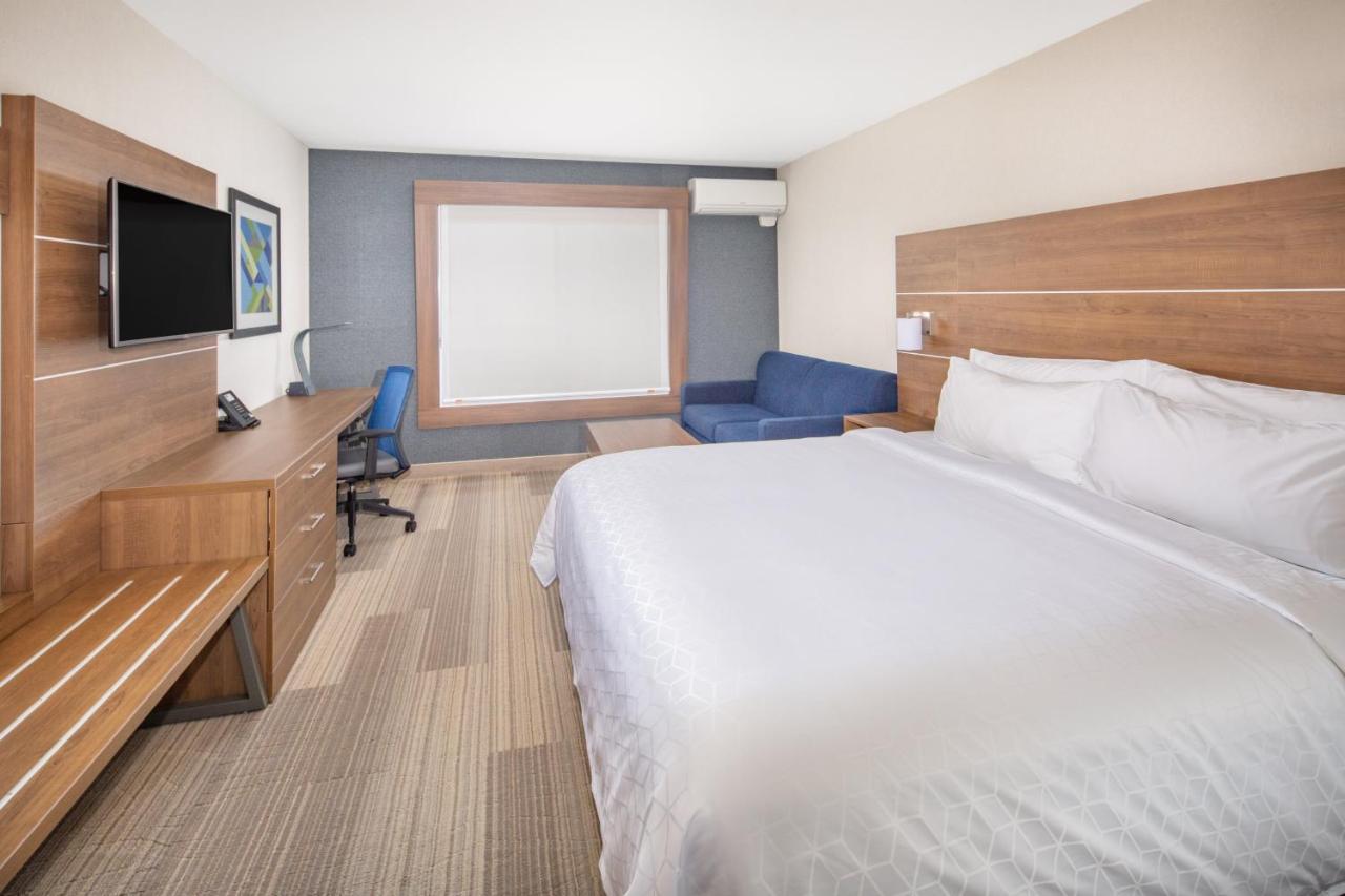 King Room with Sofa Bed at Holiday Inn Express San Diego Airport - Old Town by IHG