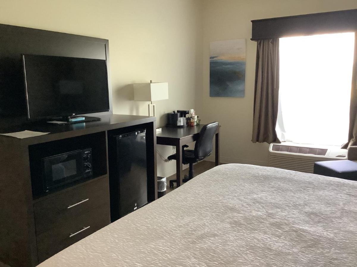King Room with Roll - In Shower - Disability Access at Best Western Plus Madison