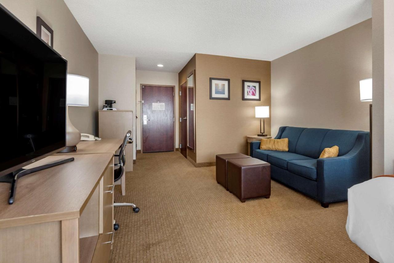 King Suite with Sofa Bed - Non-Smoking at Comfort Inn & Suites Farmington - Victor