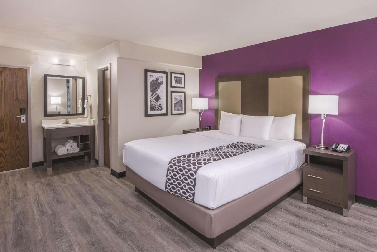 Deluxe King Room at La Quinta Inn & Suites by Wyndham Festus - St. Louis South