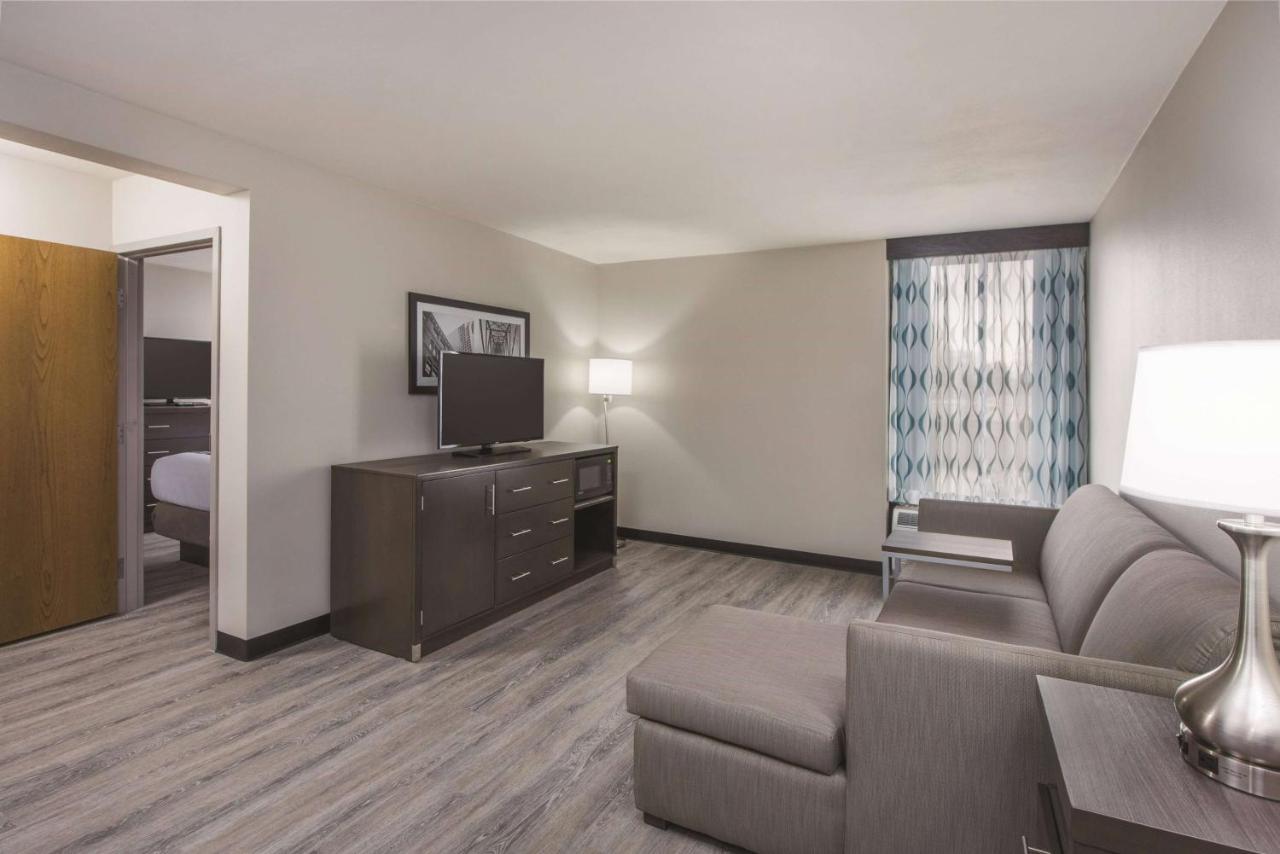 King Suite - Non-Smoking at La Quinta Inn & Suites by Wyndham Festus - St. Louis South
