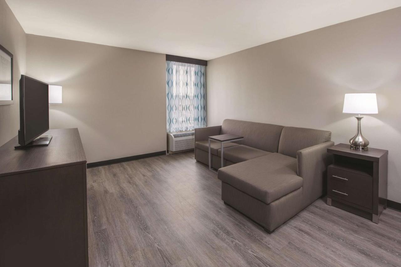 King Suite - Non-Smoking at La Quinta Inn & Suites by Wyndham Festus - St. Louis South