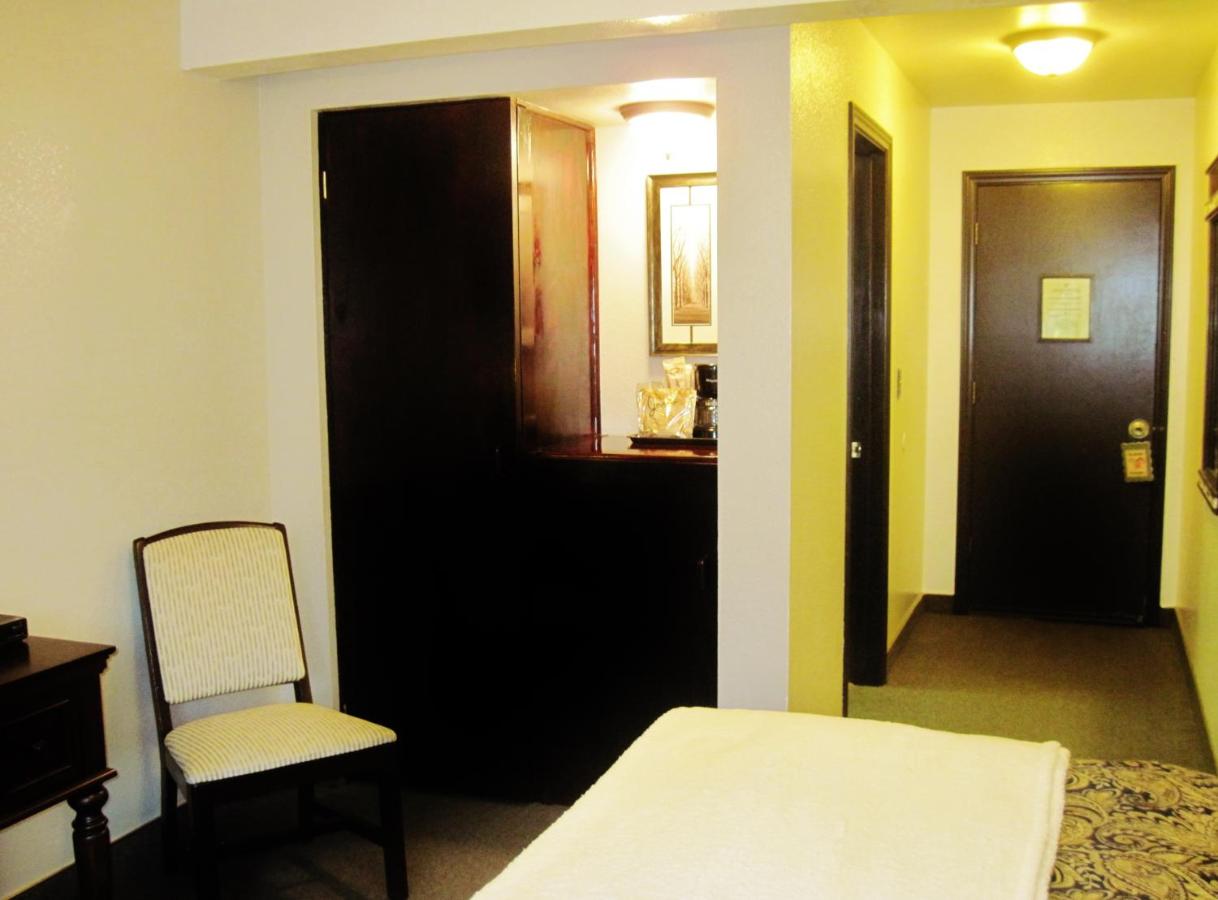 Deluxe King Room at The North Shore Inn