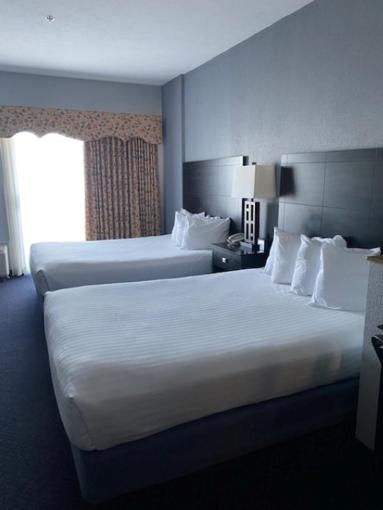 Queen Room - Disability Access at Lakeside Resort and Conference Center