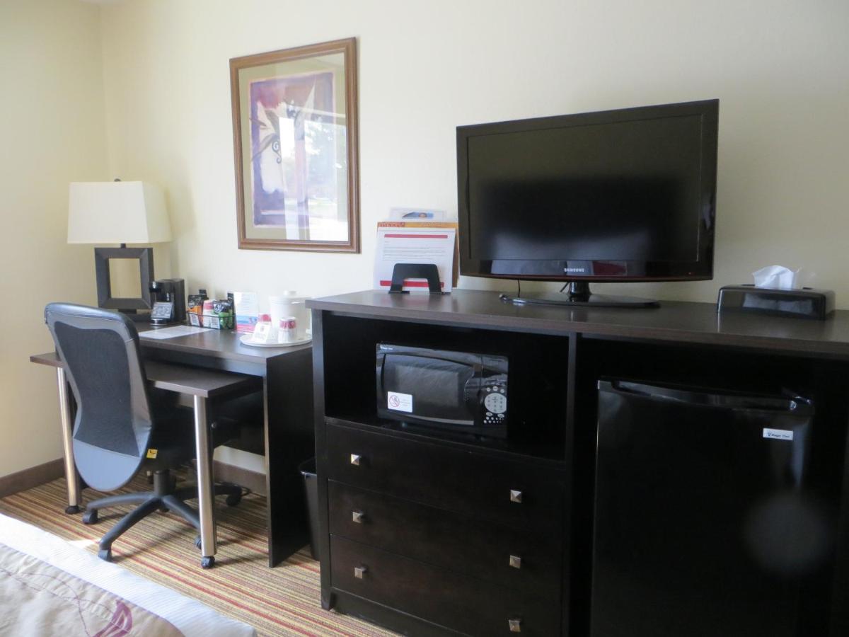 King Room - Non-Smoking at Ramada by Wyndham Wisconsin Dells