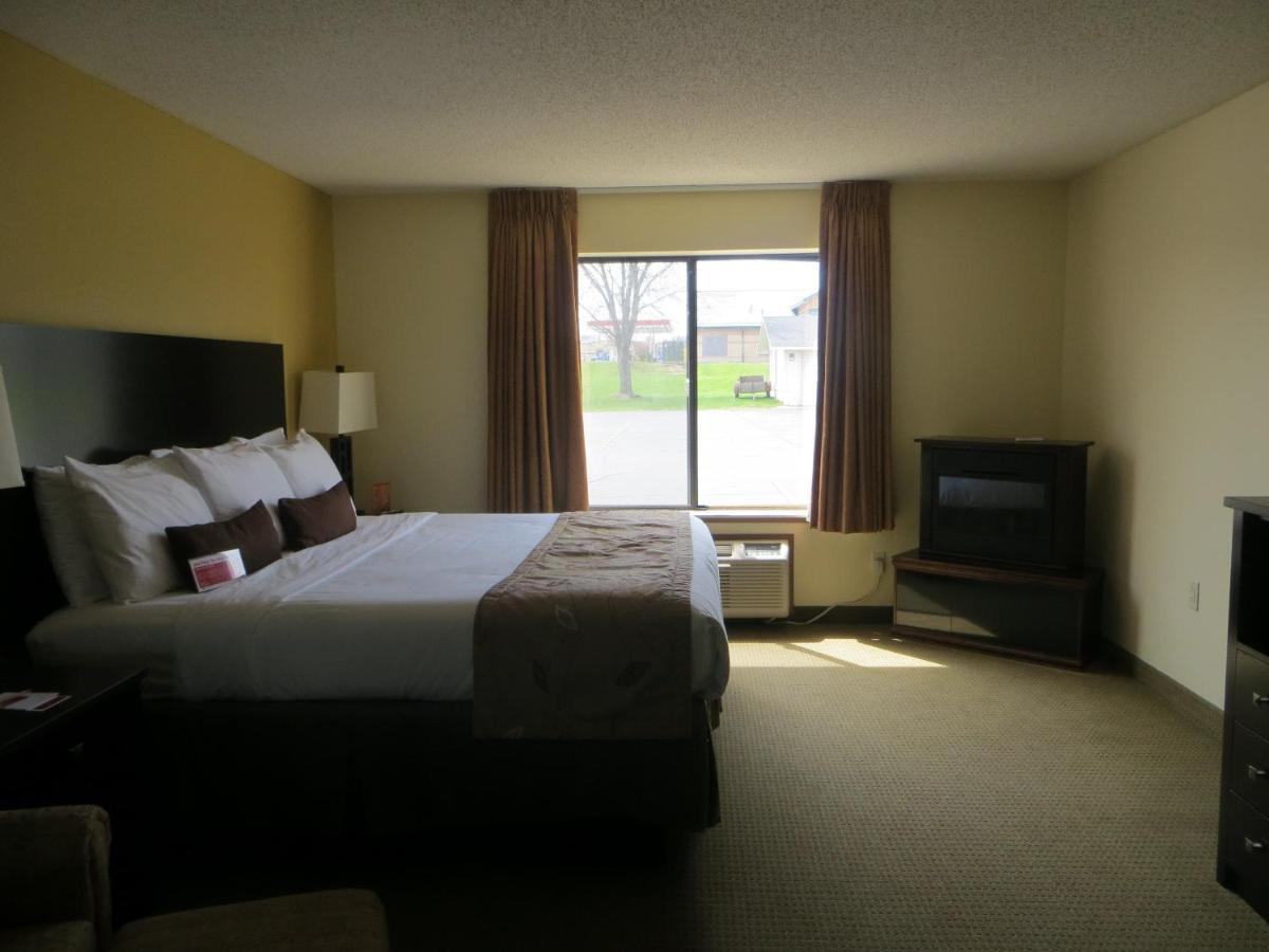 King Room - Non-Smoking at Ramada by Wyndham Wisconsin Dells