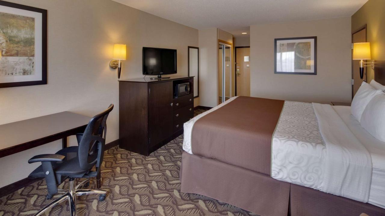 King Room at Best Western Pontiac Inn