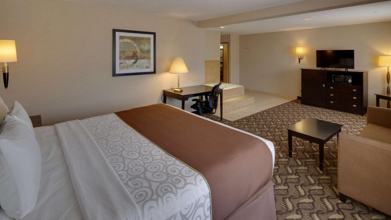 King Suite with Spa Bath at Best Western Pontiac Inn