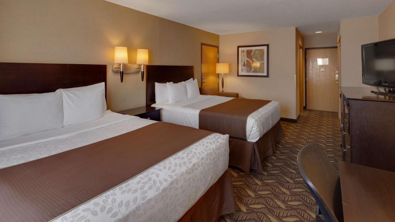 Queen Room with Two Queen Beds at Best Western Pontiac Inn