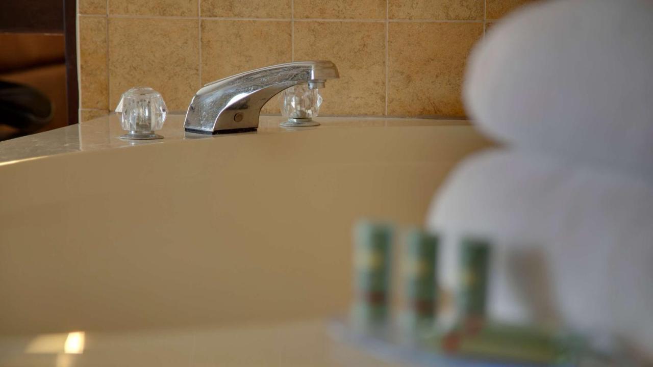 King Suite with Spa Bath at Best Western Pontiac Inn
