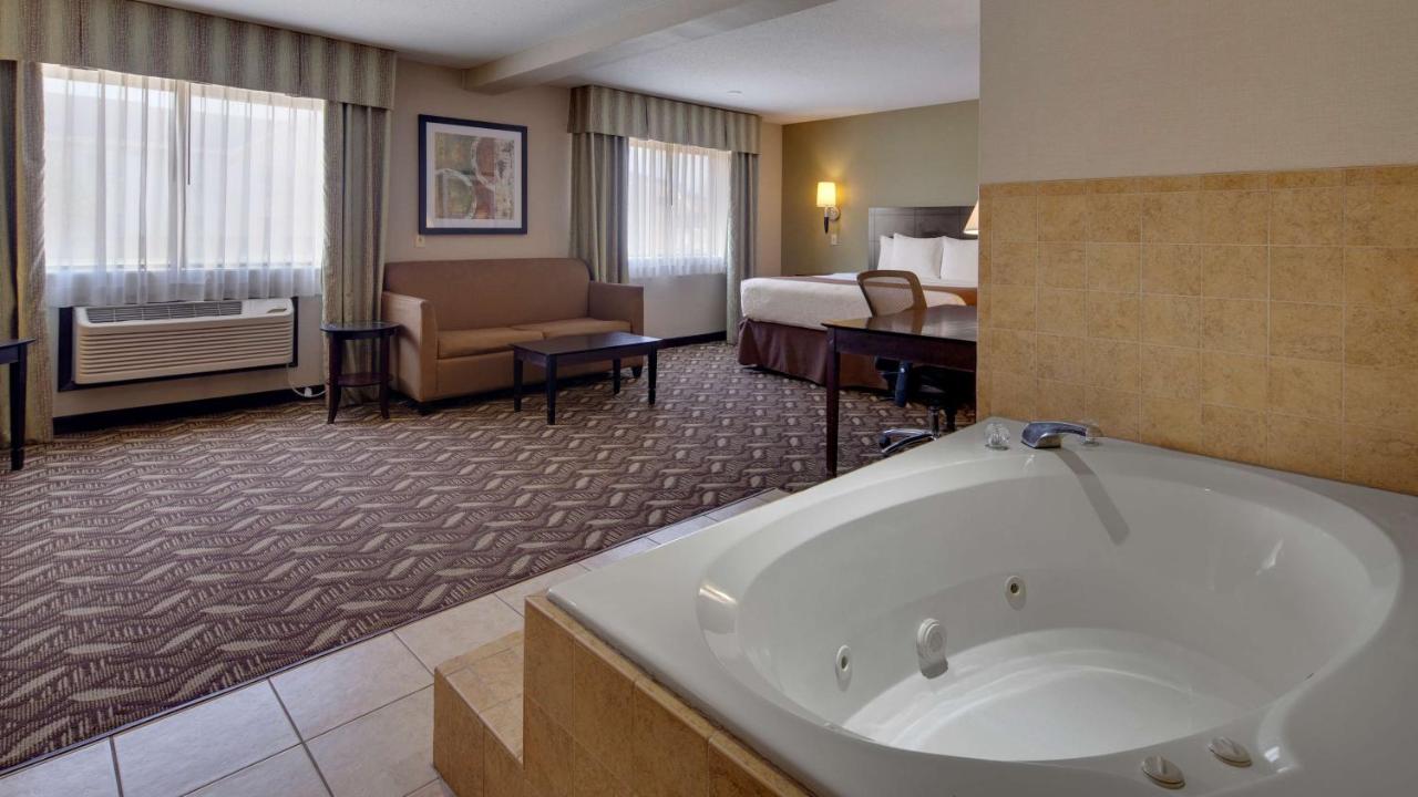 King Suite with Spa Bath at Best Western Pontiac Inn
