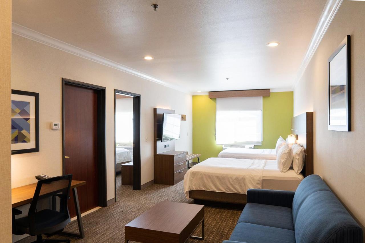 One-Bedroom Queen Suite at Holiday Inn Express & Suites Davis - University Area by IHG