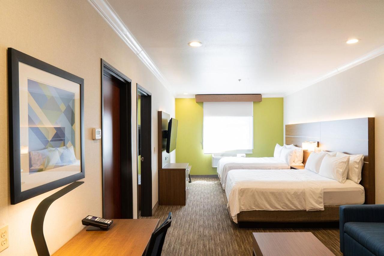 One-Bedroom Queen Suite at Holiday Inn Express & Suites Davis - University Area by IHG