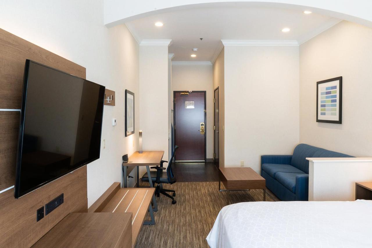 Queen Suite with Sofa Bed - Disability Access Hearing Accessible at Holiday Inn Express & Suites Davis - University Area by IHG