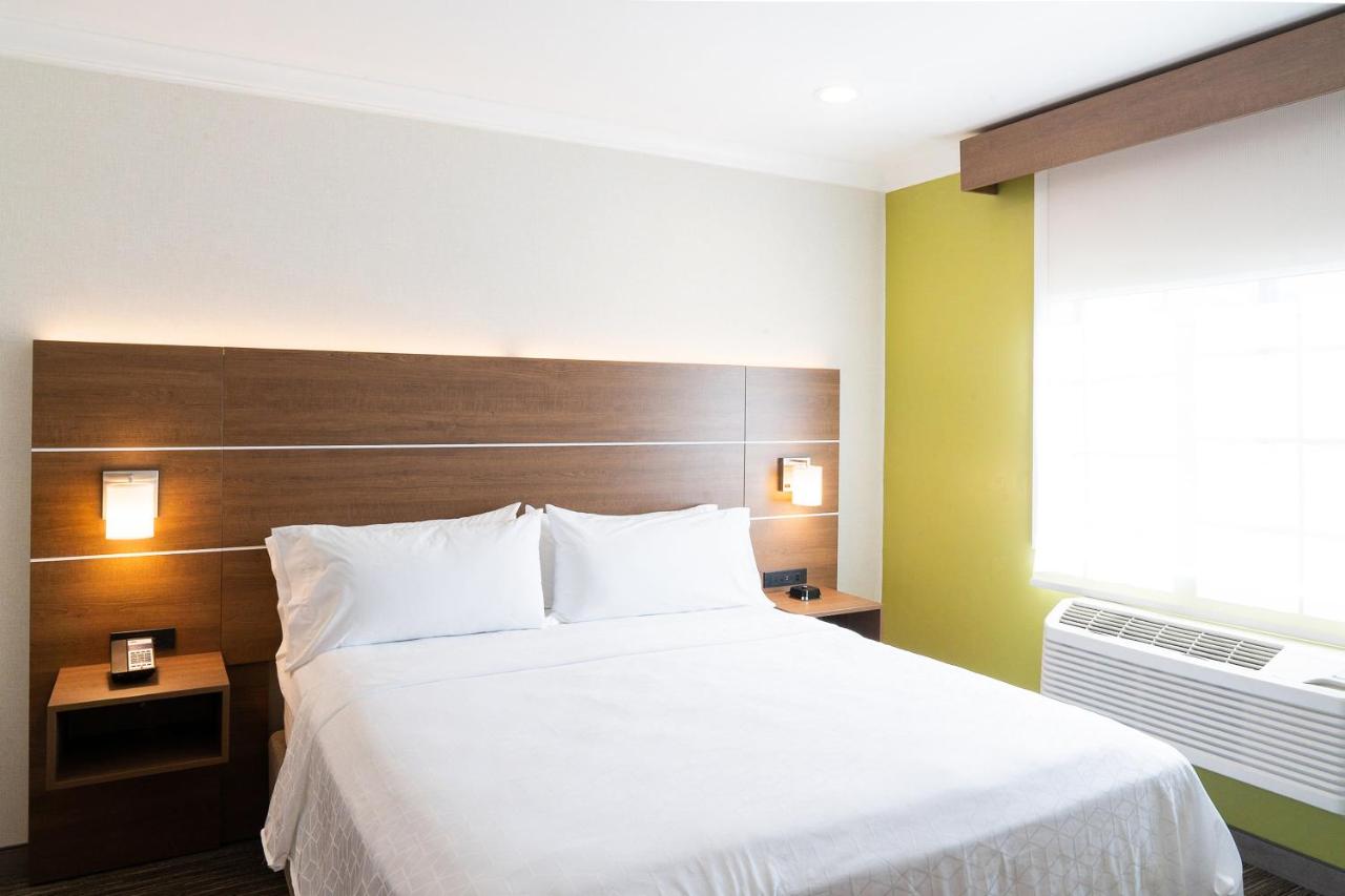 One-Bedroom Queen Suite at Holiday Inn Express & Suites Davis - University Area by IHG