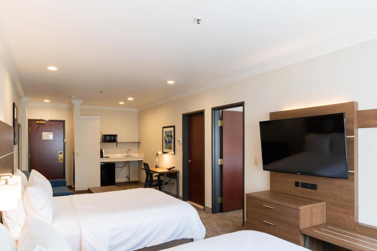 One-Bedroom Queen Suite at Holiday Inn Express & Suites Davis - University Area by IHG