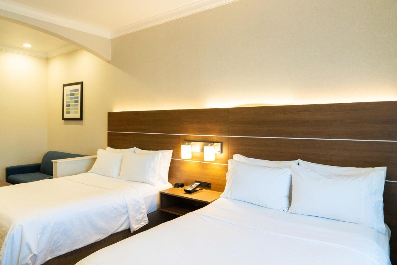 Queen Suite with Sofa Bed - Disability Access Hearing Accessible at Holiday Inn Express & Suites Davis - University Area by IHG