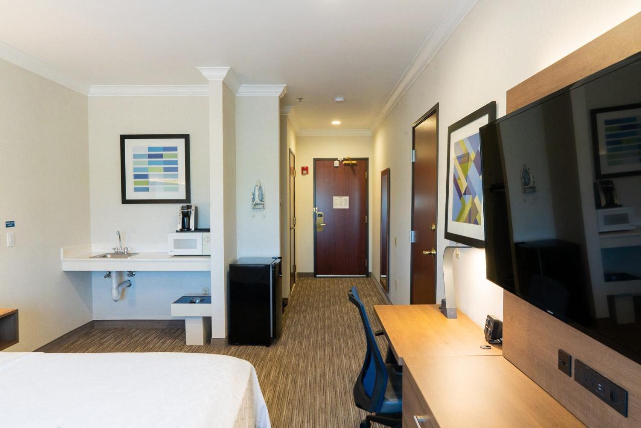 Queen Room - Disability Access at Holiday Inn Express & Suites Davis - University Area by IHG