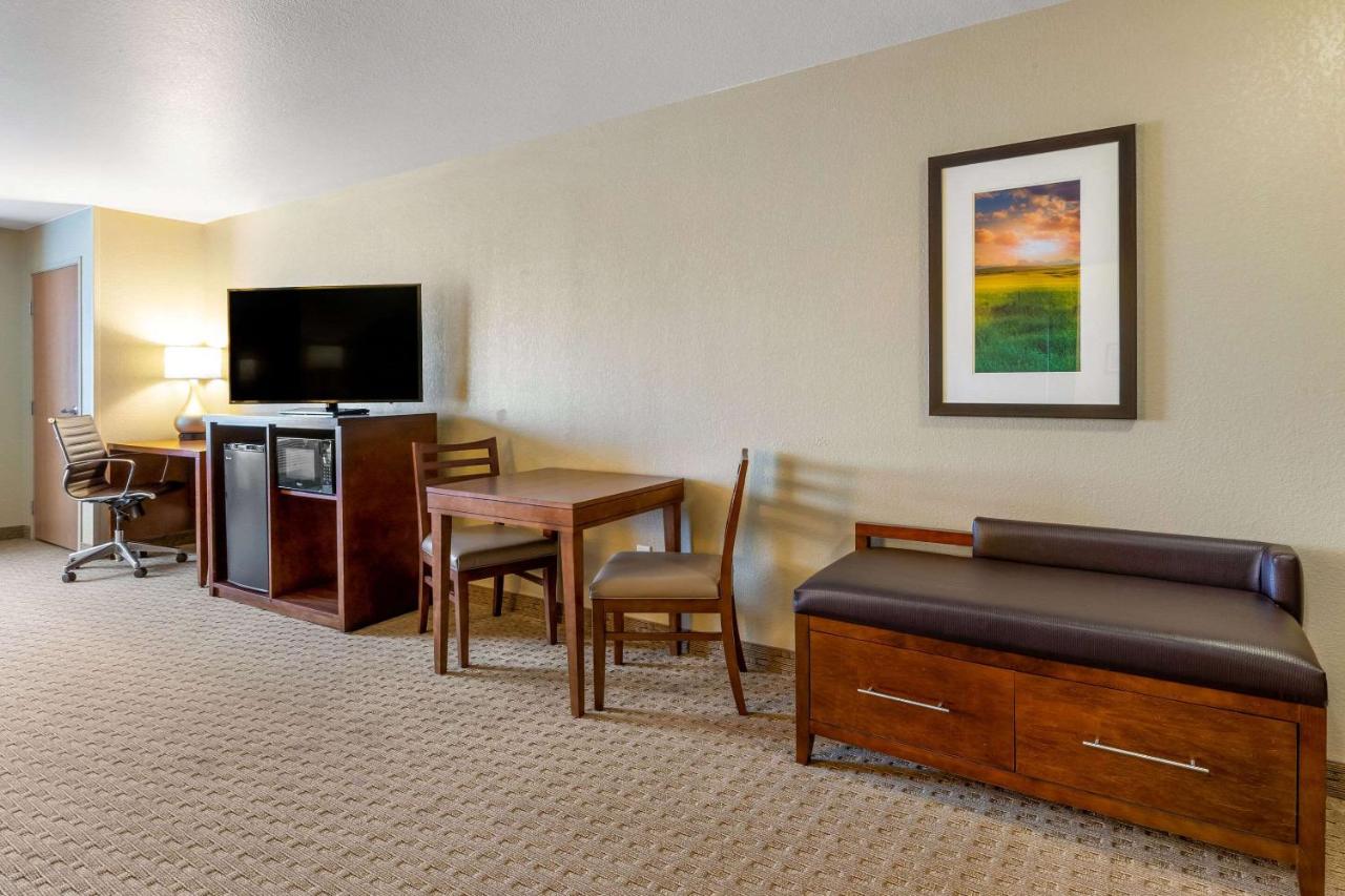 King Suite - Non-Smoking at Comfort Suites Burlington