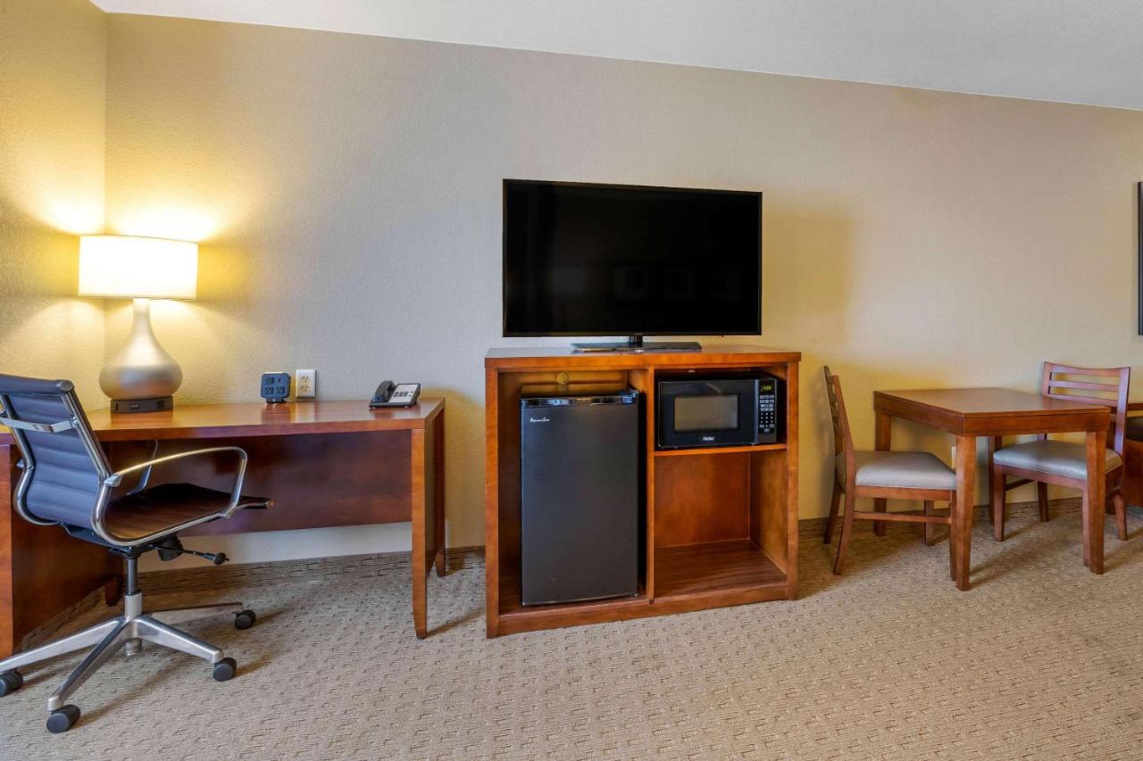 King Suite - Non-Smoking at Comfort Suites Burlington