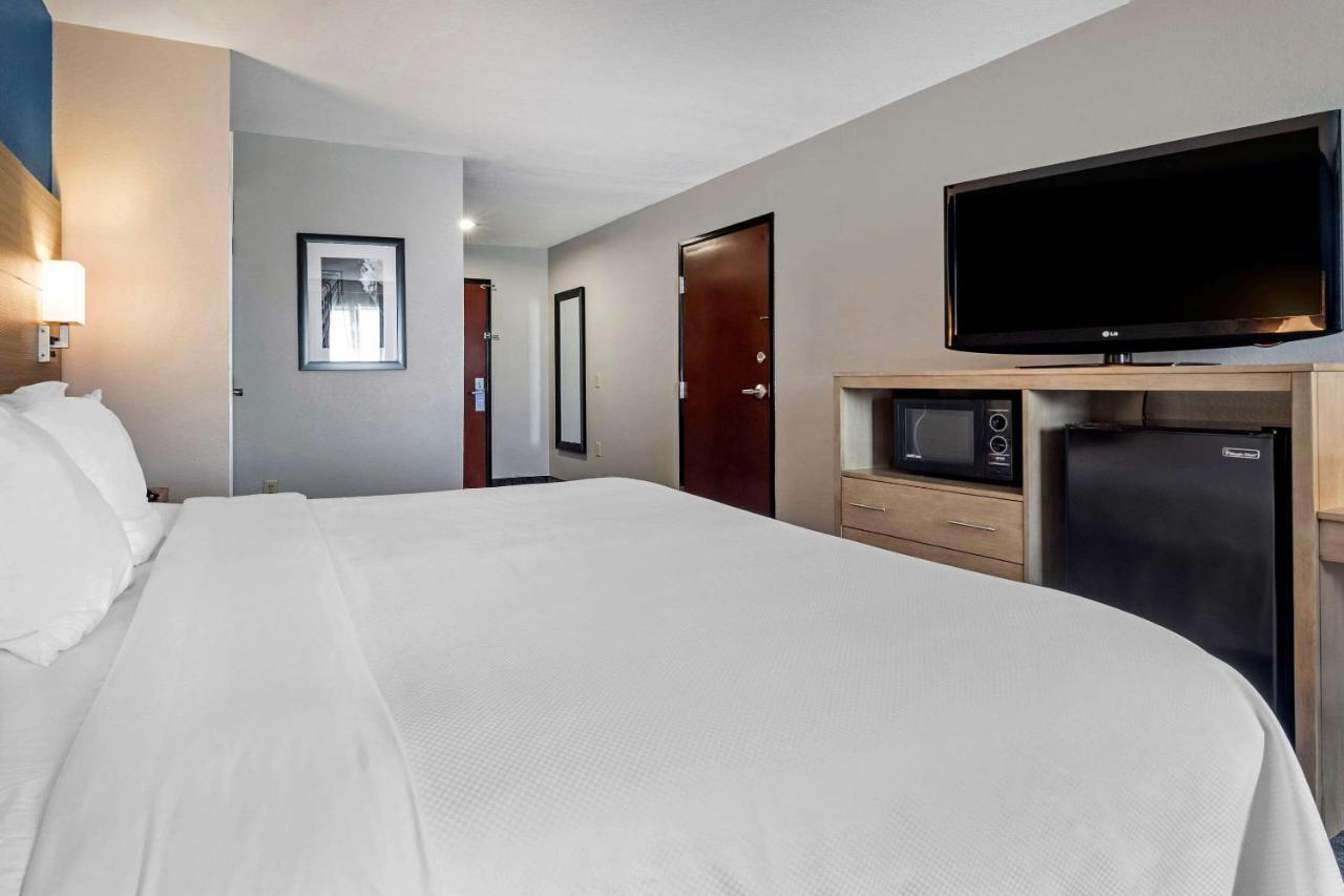 King Room - Accessible/Non-Smoking at Comfort Inn & Suites Mansfield