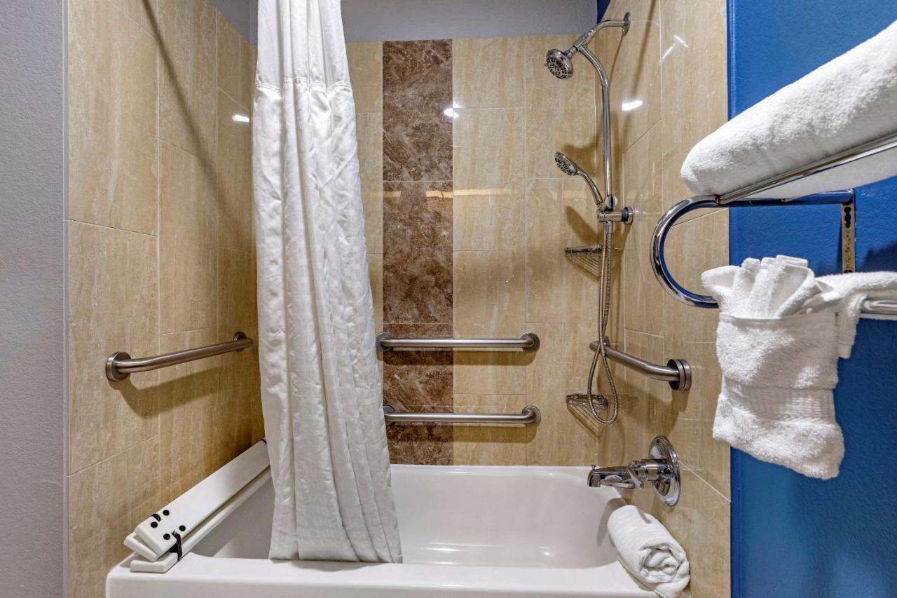 King Room - Accessible/Non-Smoking at Comfort Inn & Suites Mansfield