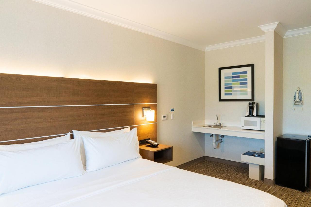Queen Room - Disability Access at Holiday Inn Express & Suites Davis - University Area by IHG