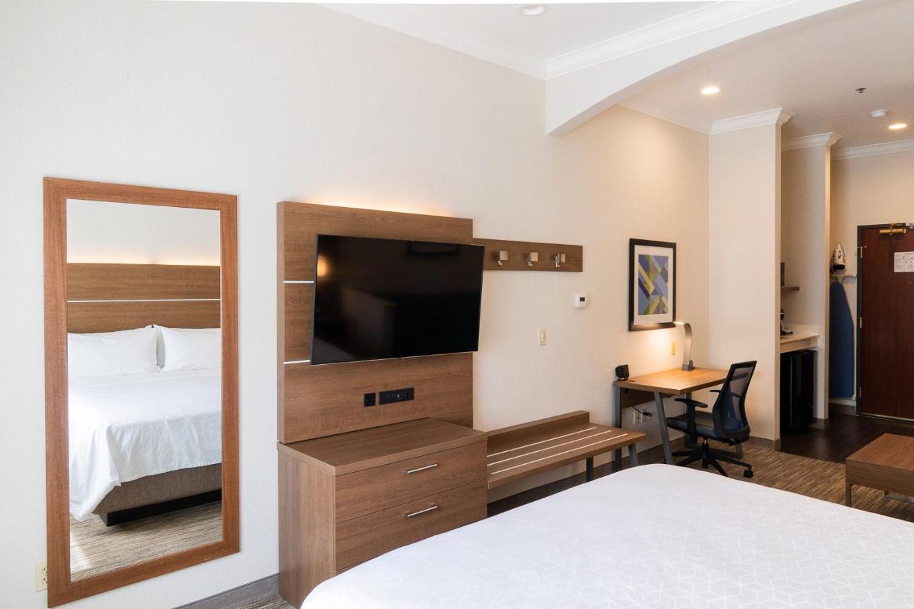 King Suite with Sofa Bed at Holiday Inn Express & Suites Davis - University Area by IHG
