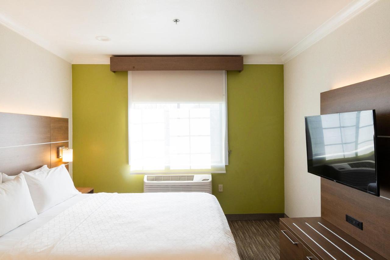 Queen Room - Disability Access at Holiday Inn Express & Suites Davis - University Area by IHG
