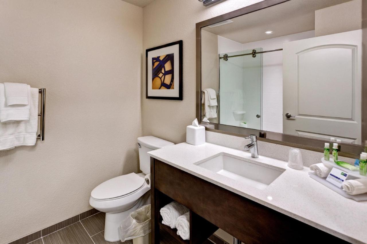  | Holiday Inn Express & Suites Great Bend